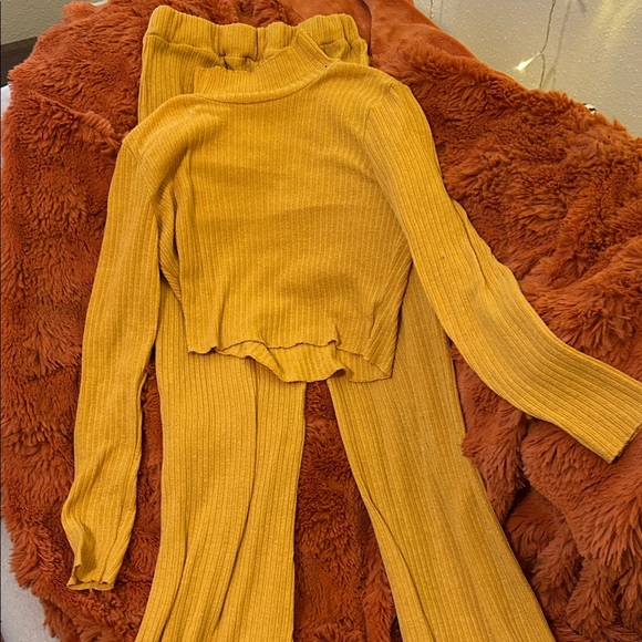 Yellow Ribbed Knit Two-Piece Set - Picture 3 of 5